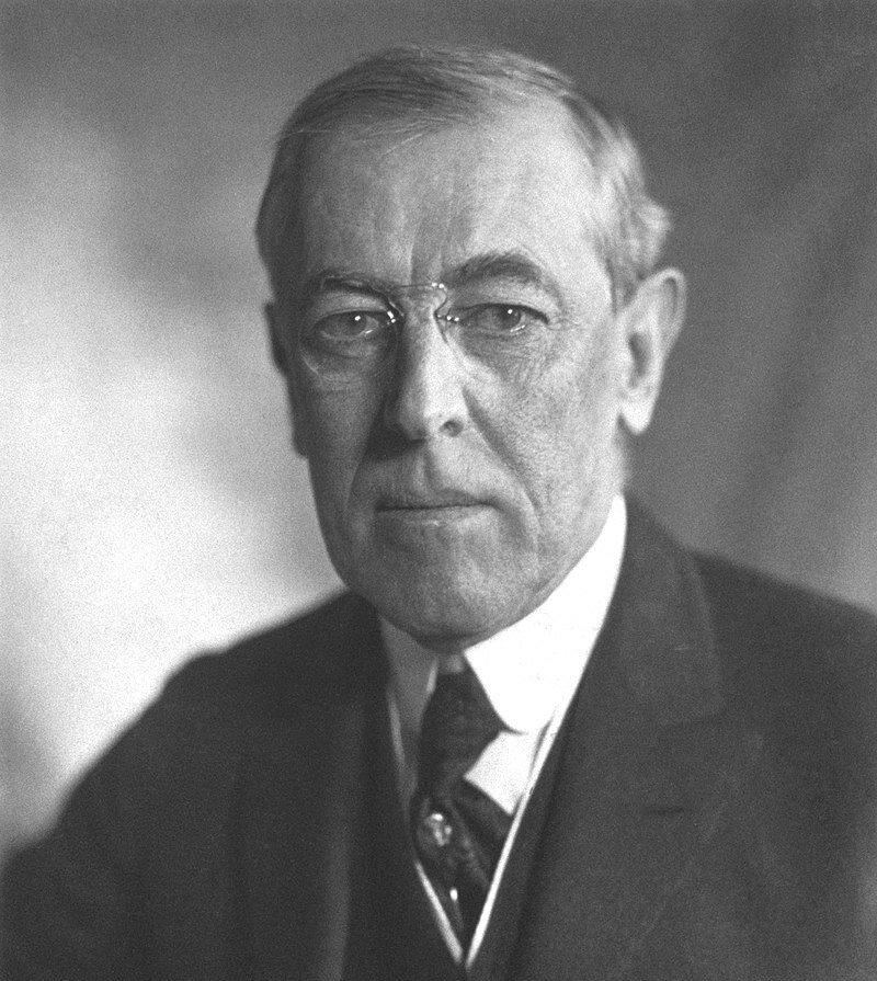 Томас Вудро Вильсон, 28 президент США, избранный от демократической партии. Именного из-под его пера вышел проект по созданию Лиги Наций.