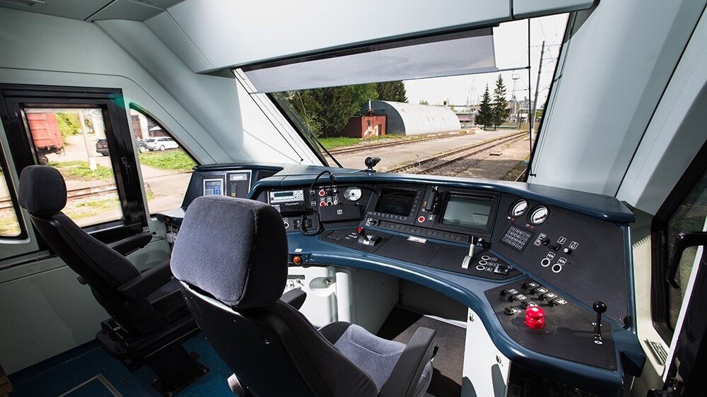 На фотографии кабина электропоезда "Иволга 2.0". Внешне особых различий с кабиной машиниста в электропоезде "Иволга 3.0" быть не должно. Источник: Яндекс-картинки 