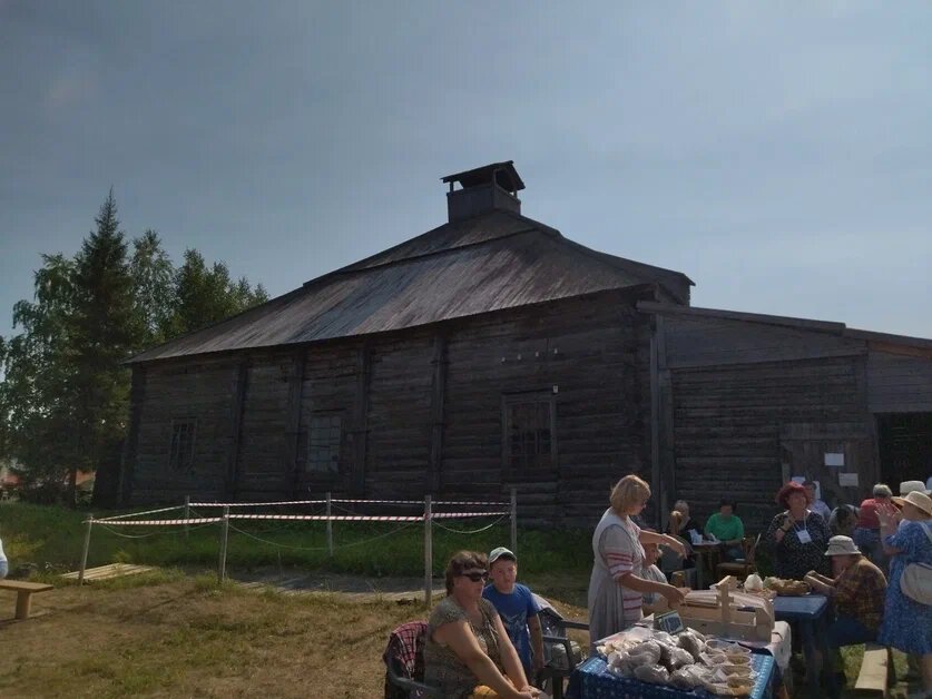 Васильевская варница, построенная в 1882 г На переднем плане огороженный участок - провал грунта из-за аварийных сбросов рассола прямо в землю. Фото автора