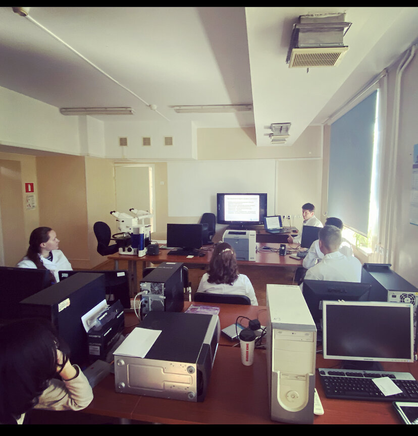 Это наша "ординаторская" и мы слушаем лекцию нашего заведующего отделением :)