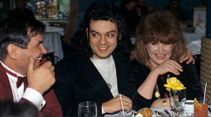 Здесь Бари Каримович за одним столом с Пугачевой и Филиппом. Фото 1995 г. Обратите внимание, как они на него смотрят.