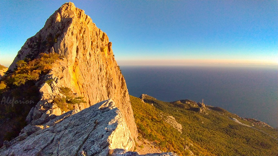 Слева внизу - кусочек Деликли Бурун, слева выше - Ильяс Кая. Справа внизу - бухта Ласпи.