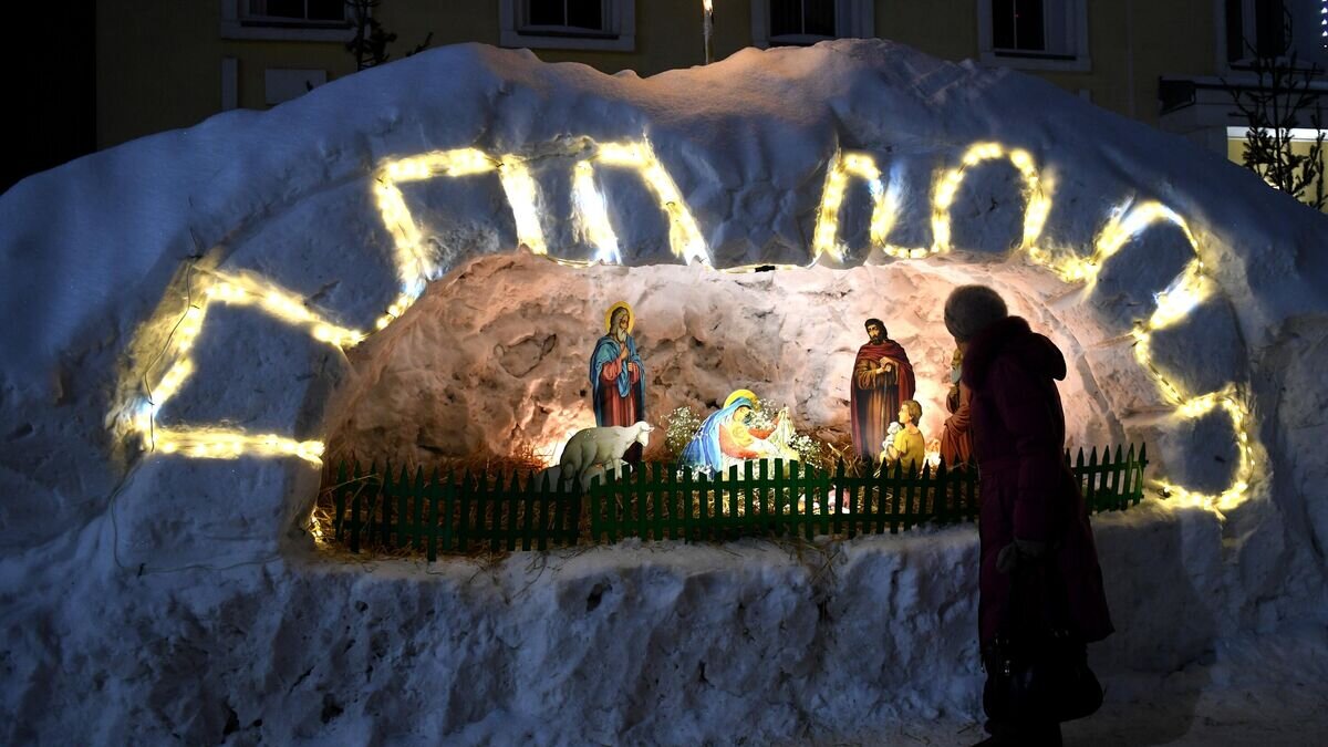    Верующая у вертепа во время рождественского богослужения в Вознесенском кафедральном соборе в Новосибирске© РИА Новости / Александр Кряжев