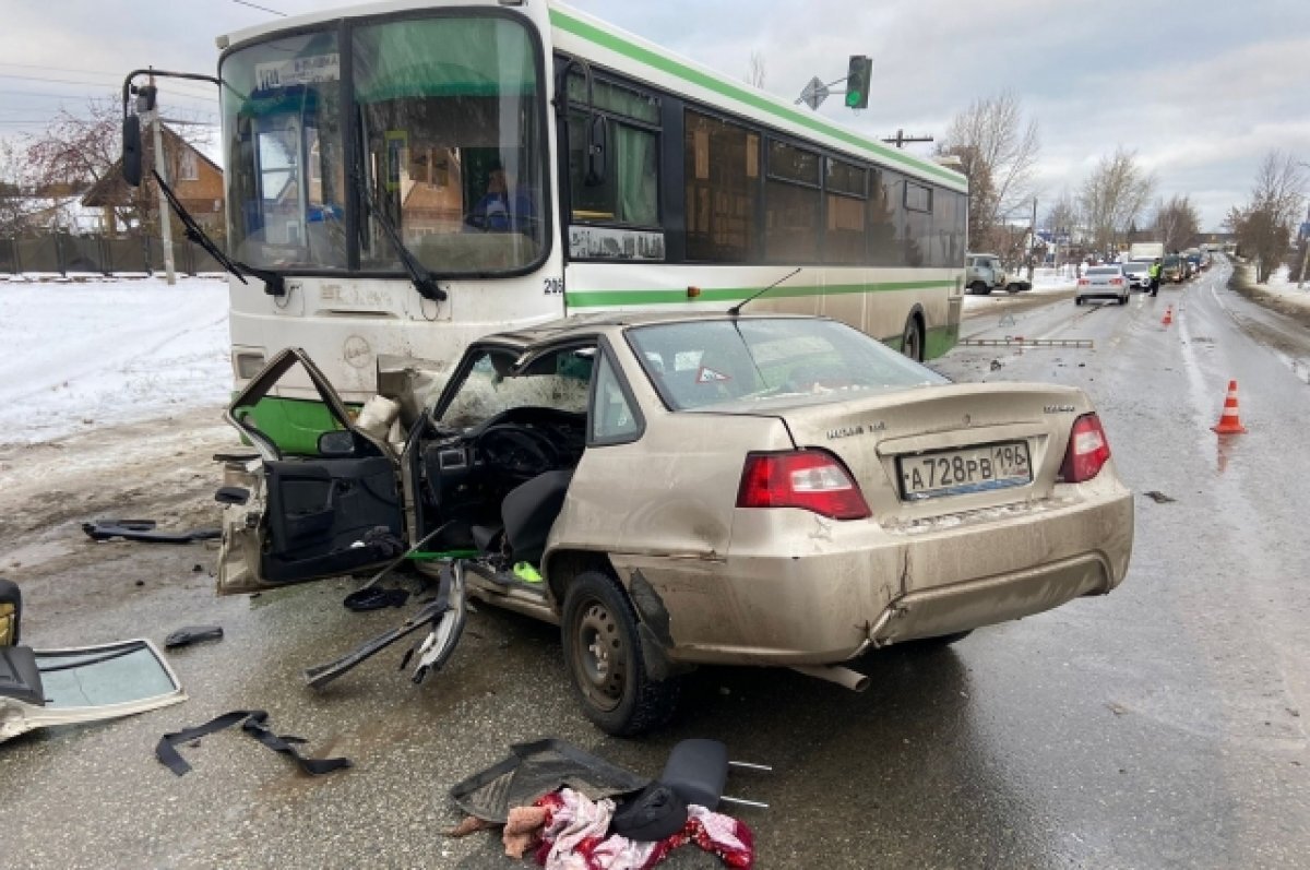 Трое пострадали в столкновении иномарки с автобусом в Свердловской области  | АиФ – Урал | Дзен