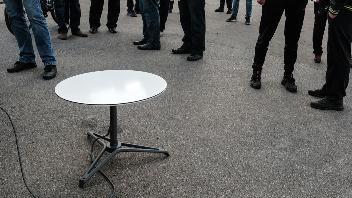    Люди стоят возле антенны спутниковой системы Starlink в Харьковской области© AFP 2022 / Yasuyoshi Chiba