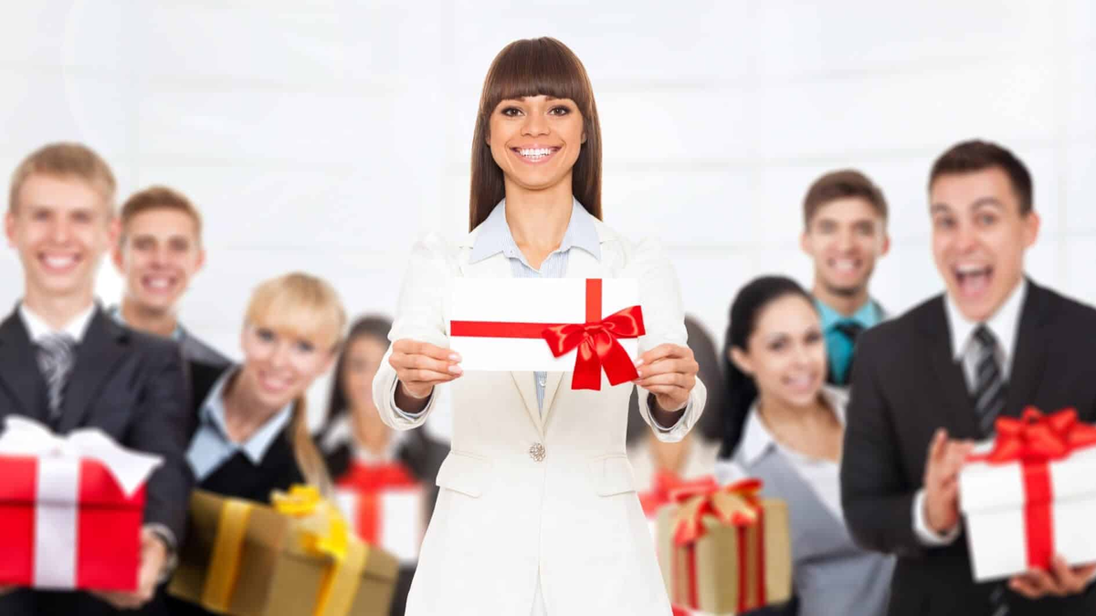 Коллеги в офисе. Похвала человеку. Поощрение персонала. Получить поощрение. Поощрение сотрудников.