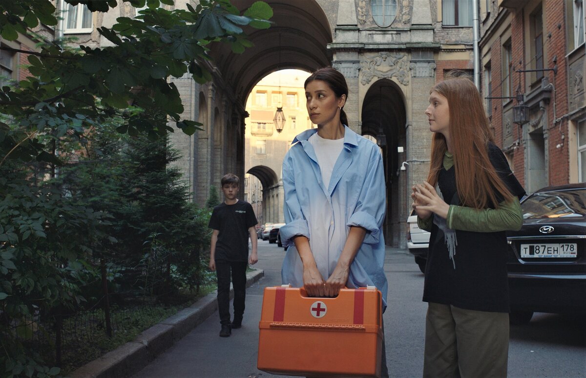 Героиня Равшаны Курковой помогает детям решить квест с больным дедушкой. 
Кадр из к/ф «Календарь ма(й)я».