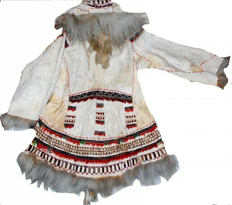 Кухлянка малица тарбаса. Кухлянка Коряков. Чукотская кухлянка. Костюм Коряки национальный кухлянка. Корякская кухлянка.