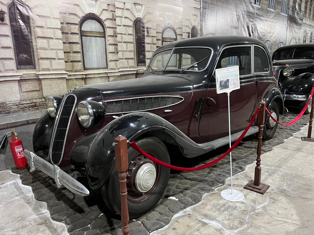 BMW 321. Фото автора. Листайте галерею, чтобы увидеть табличку с историей автомобиля и вид с разных ракурсов