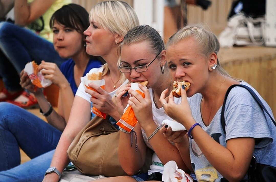 Молодым можно принимать. Питание студентов. Подростки едят фаст фуд. Студенты едят фаст фуд. Студенты кушают.