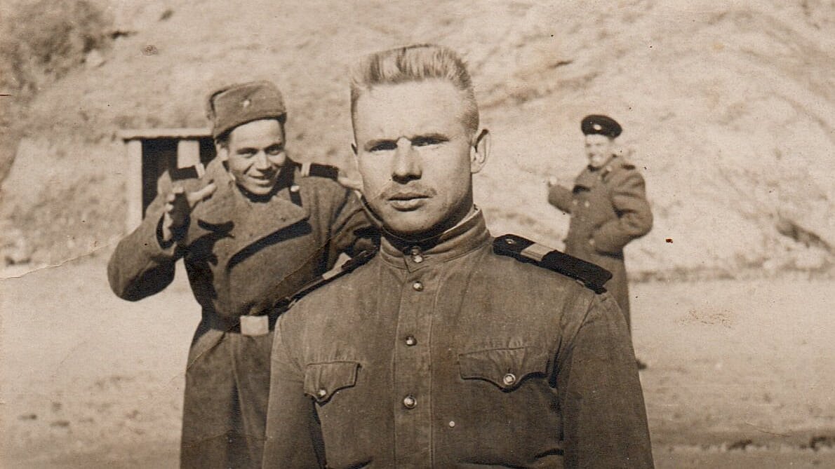 На таких парнях держался МИР. Впереди мой дед, КНР, 1950-е годы.