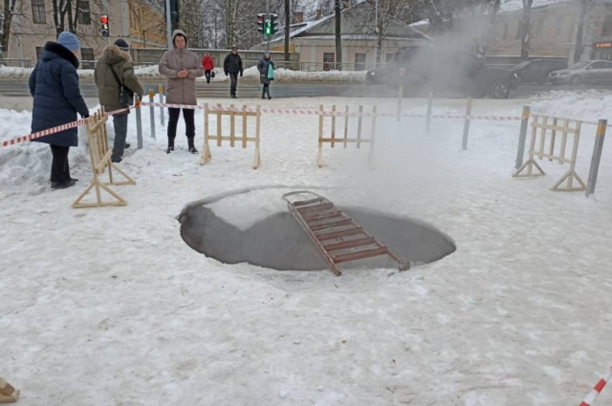    В Заволжском районе Твери мужчина провалился в дыру в асфальте возле школы