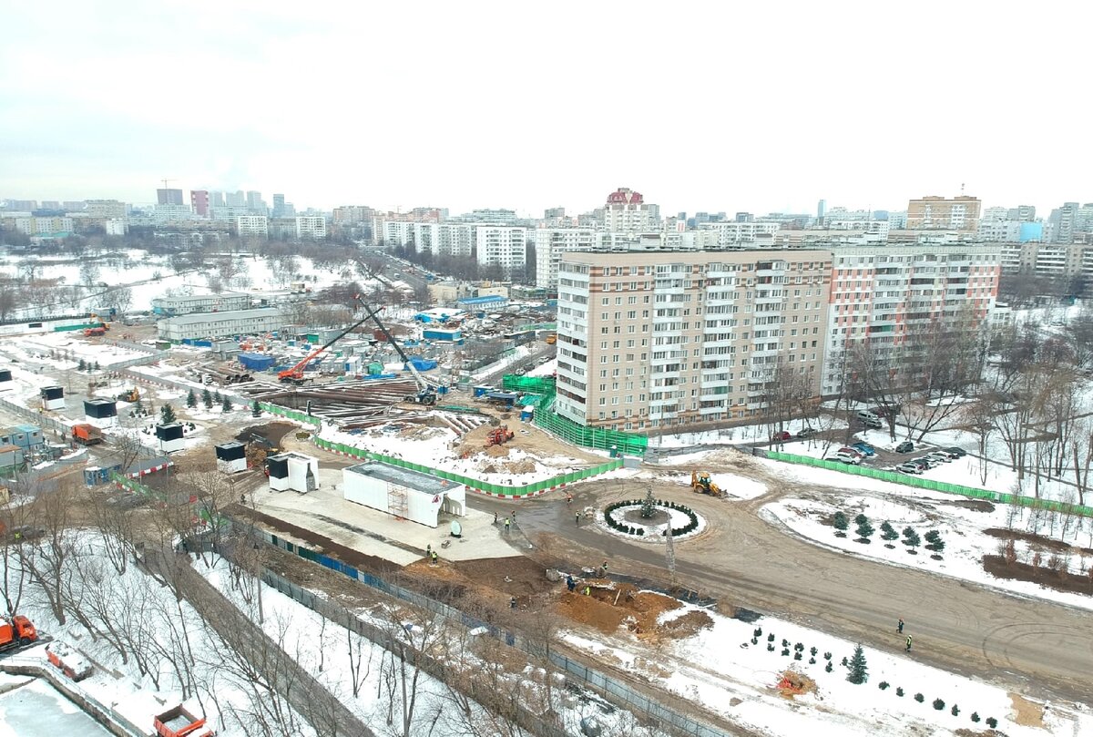 📷 2: Общий вид стройплощадки, вид на перспективный задел для пересадки на Бирюлёвскую линию. Перед входом в вестибюль установили "глобус" - схему метро и прилегающей территории, идёт прокладка дорожки.  