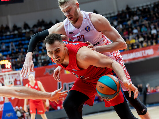     Никола Милутинов с мячом. Фото: vtb-league.com