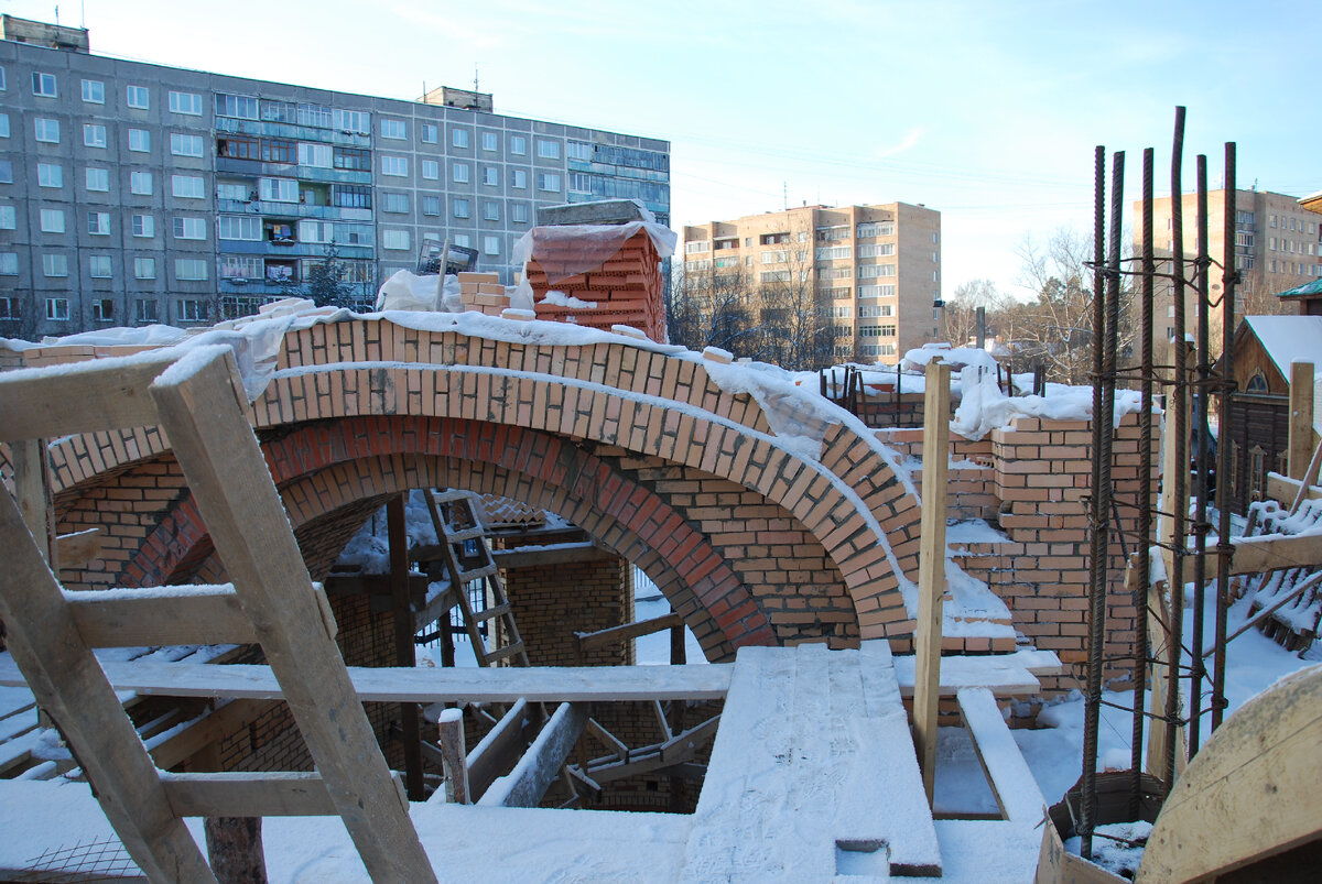 Возведение арок в южном приделе; январь 2010 г.