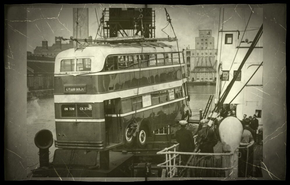 Отгрузка троллейбуса English Electric для Москвы в одном из портов Великобритании, 1937 год.