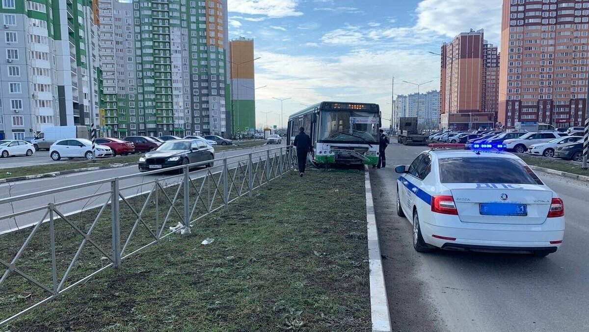     В Ростове днем 29 декабря переполненный пассажирами автобус № 71 влетел в металлическое ограждение на разделительной полосе, подробностями поделились в пресс-службе донской Госавтоинспекции.