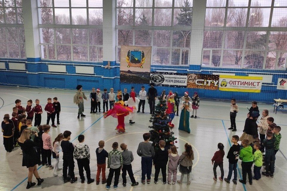     В физкультурно-спортивном комплексе «Олимп» прошла предпраздничная акция «Ёлка собирает друзей». Фото: АГ Шахтерска