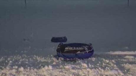     Накануне, 4 января, в Лаишевском районе 24-летний мужчина прикрепил тюбинг к машине. «Ватрушку» занесло и отбросило на скорости на встречный автомобиль «Лада». Подробности сообщили в Госавтоинспекции Татарстана.