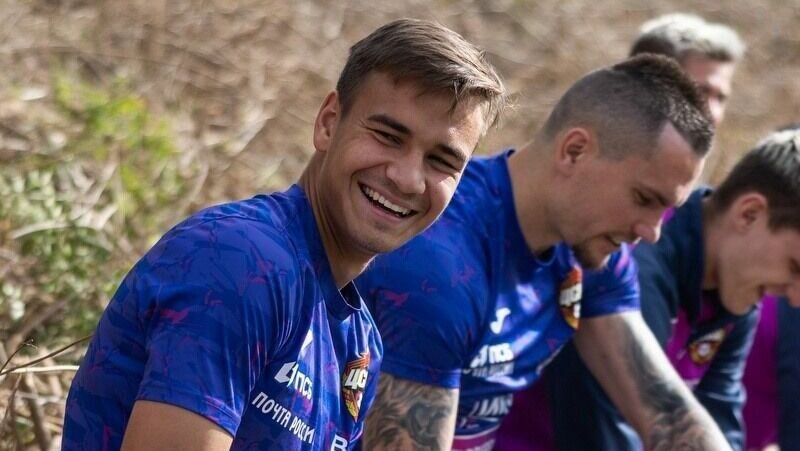     Футболист Владислав Яковлев временно будет играть за футбольный клуб «Пари Нижний Новгород» в 2023 году. Об этом сообщает администрация клуба в соцсети.