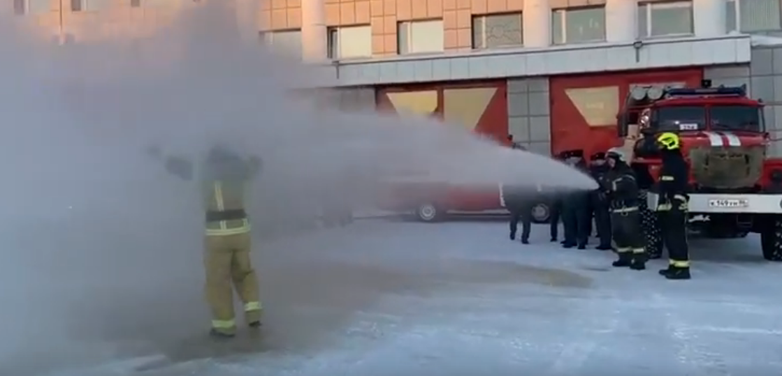    В Югре пожарного необычно проводили на пенсию — в 30-градусный мороз облили водой