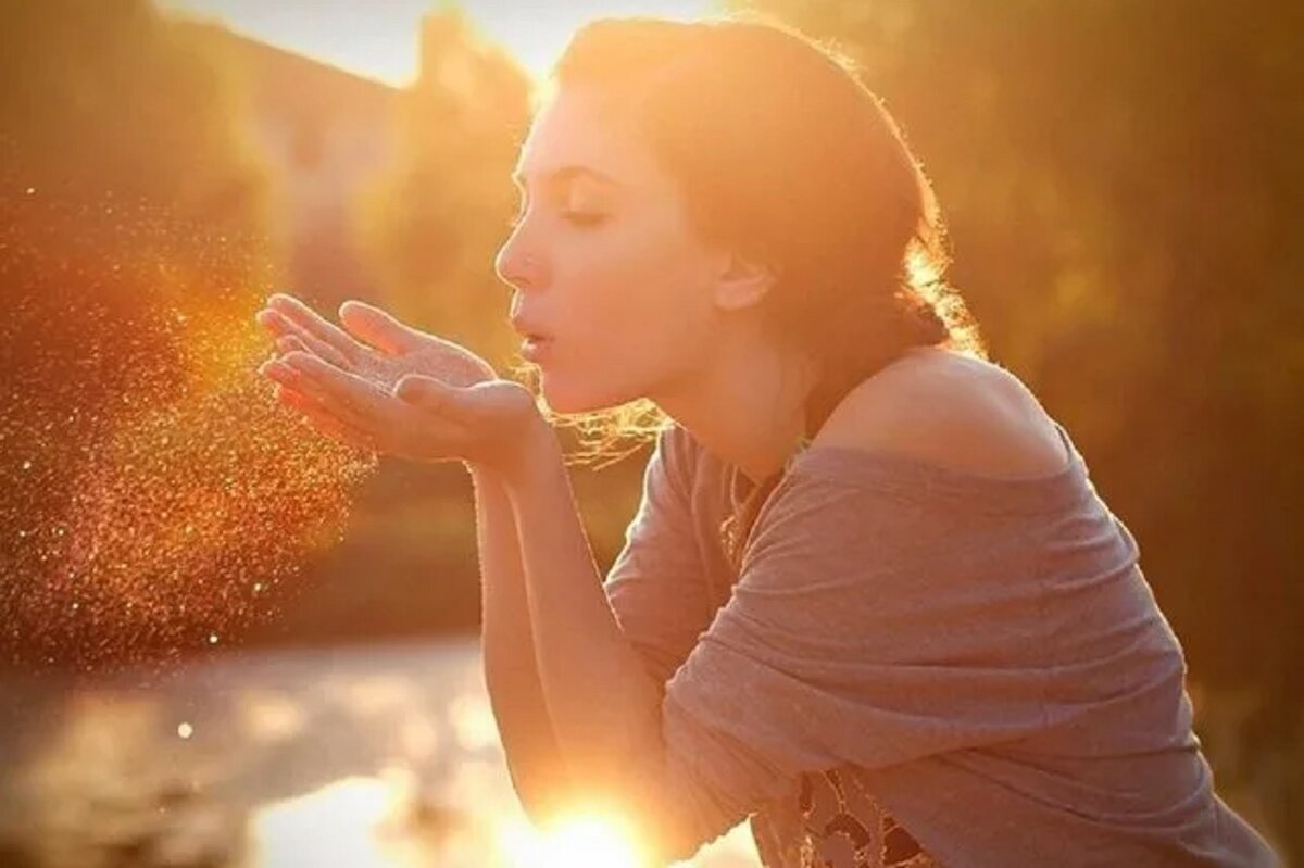 Воздух наполняет запах. Женщина солнце. Солнечная женщина. Свет счастья. Ощущение счастья и радости.