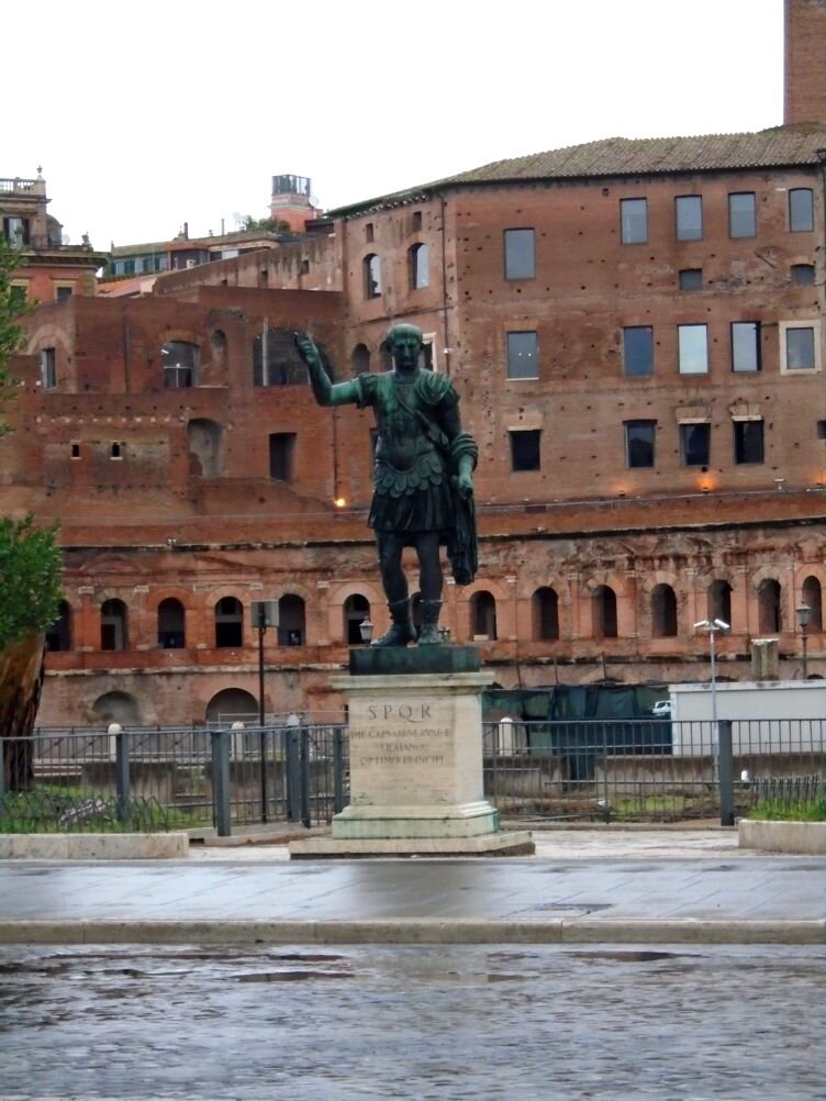 Памятник Юлию Цезарю в Риме