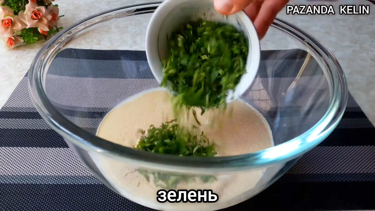 До чего же они мягкие и вкусные. Такие пирожки (пончики) с зеленью, готовлю на завтрак и обед. Приступаем к приготовлению. В миску вливаем тёплое молоко и воду.-8