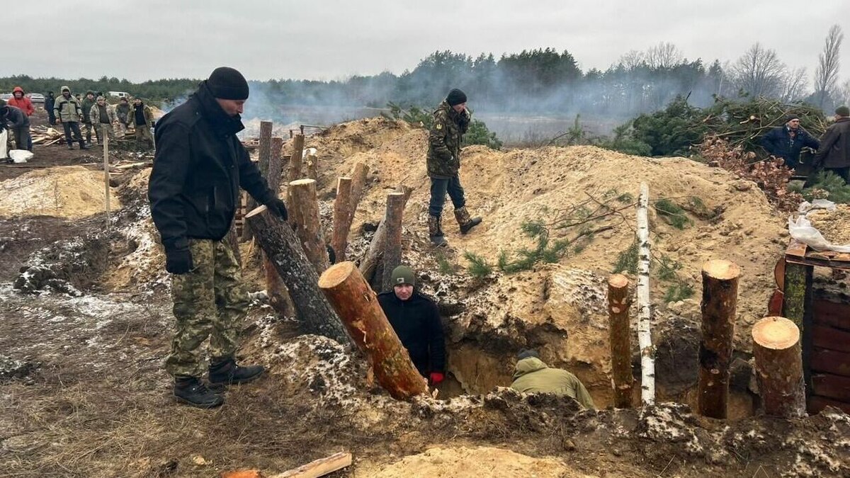     В Ровененской области Украины, расположенной на севере страны, начали рыть окопы и строить оборонительные сооружения. Об этом рассказал глава областной администрации Виталий Коваль.
