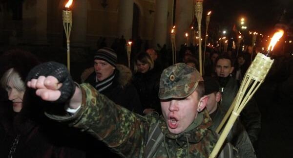 Участники факельного шествия движутся на площадь Независимости. 2010 год. Киев.📷
