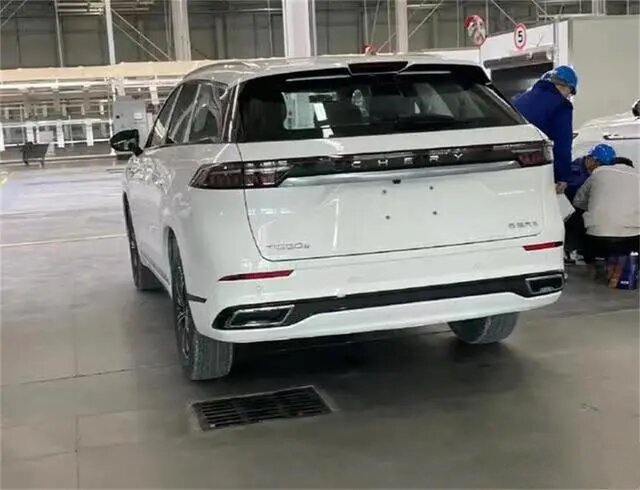 На фото из соцсети: кроссовер Chery Tiggo 9 в цехах автозавода 