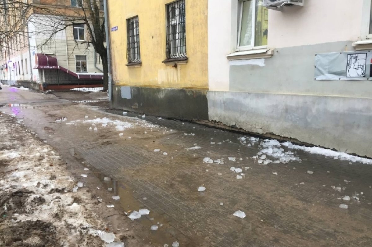    УК дома в Твери, с которого лёд упал на женщину, выписано 14 предписаний