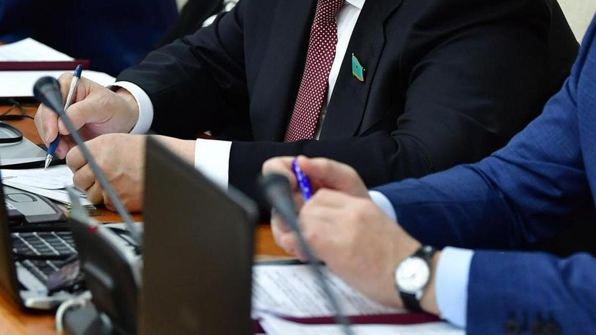    Депутаты сидят на заседании мажилиса:instagram.com/mazhilis.kz