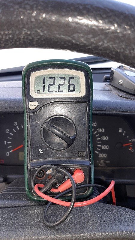 фото автора. Напряжение на розовом проводе, + от АКБ