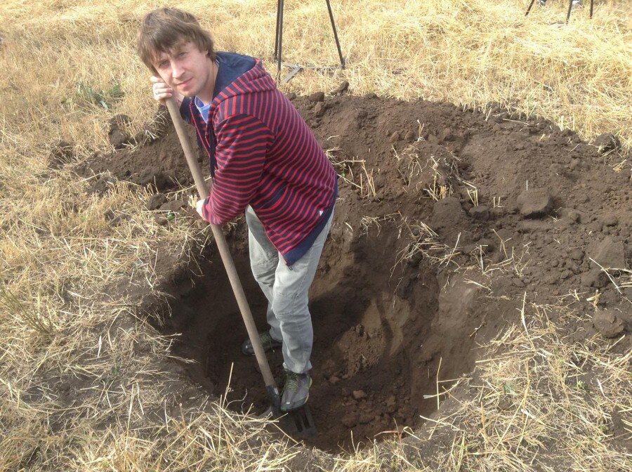 Ребята яма. Копает яму. Копать землю. Человек копает яму. Мужчина копает.