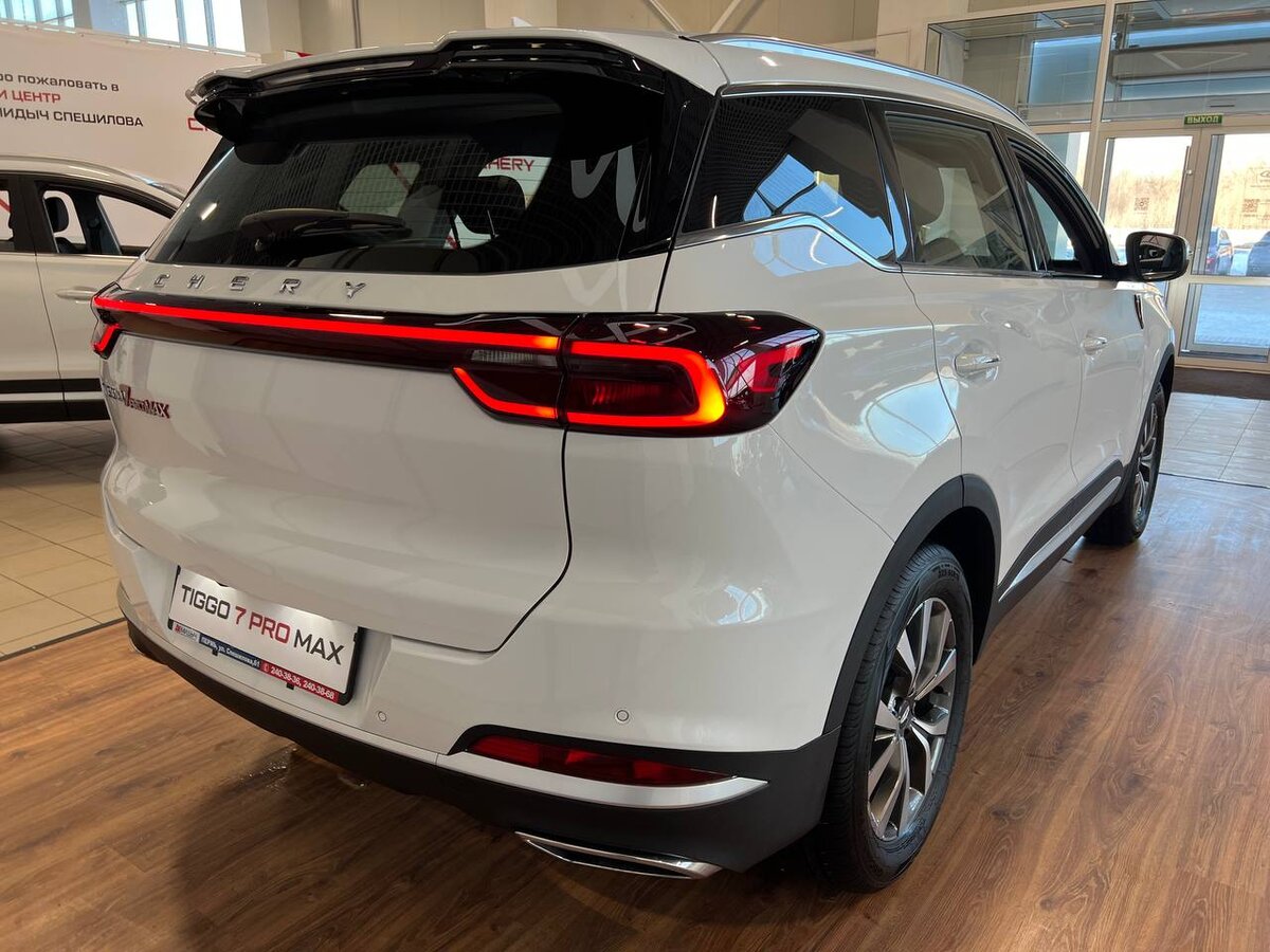 Светодиодная оптика - это не только красиво, но и безопасно благодаря лучшему освещению дороги и прилегающих территорий. 