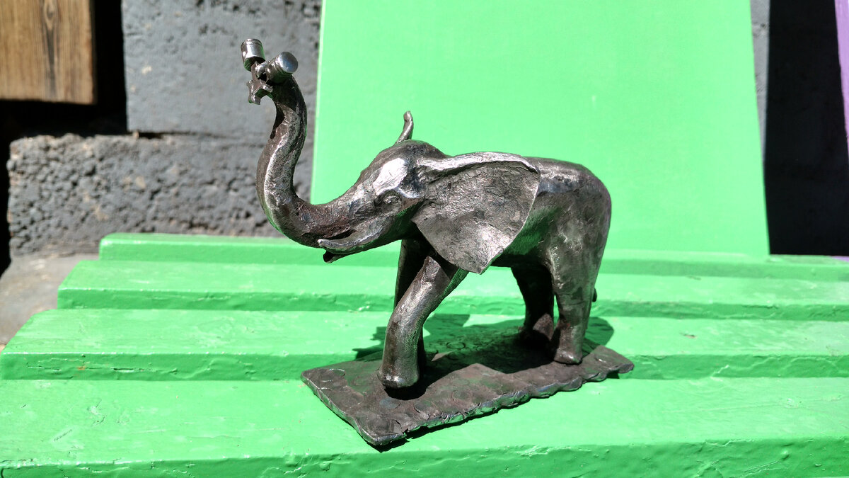 Тот самый слон, вполне позитивный и даже немного стремительный... Ну, для слона)) 