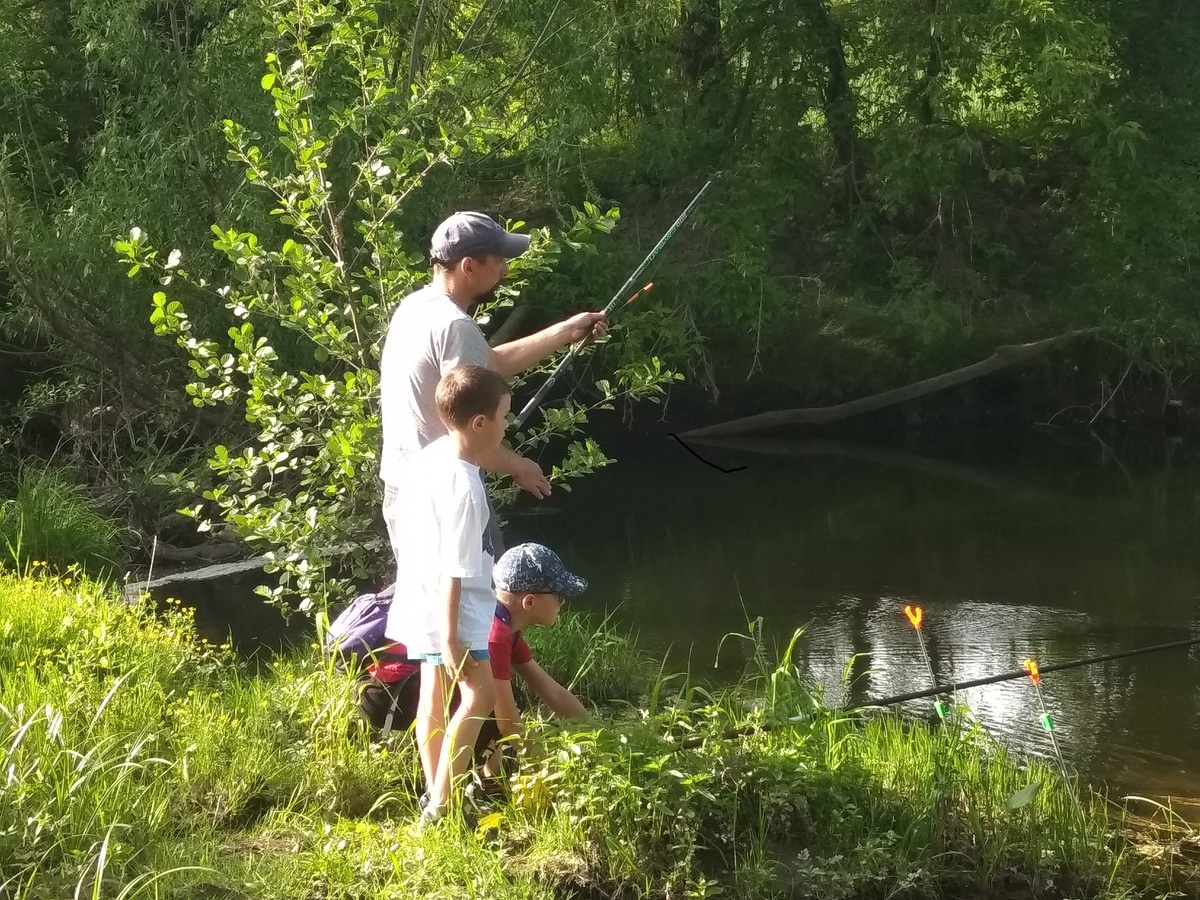 Я, крёстный и Кирилл ловим рыбу.