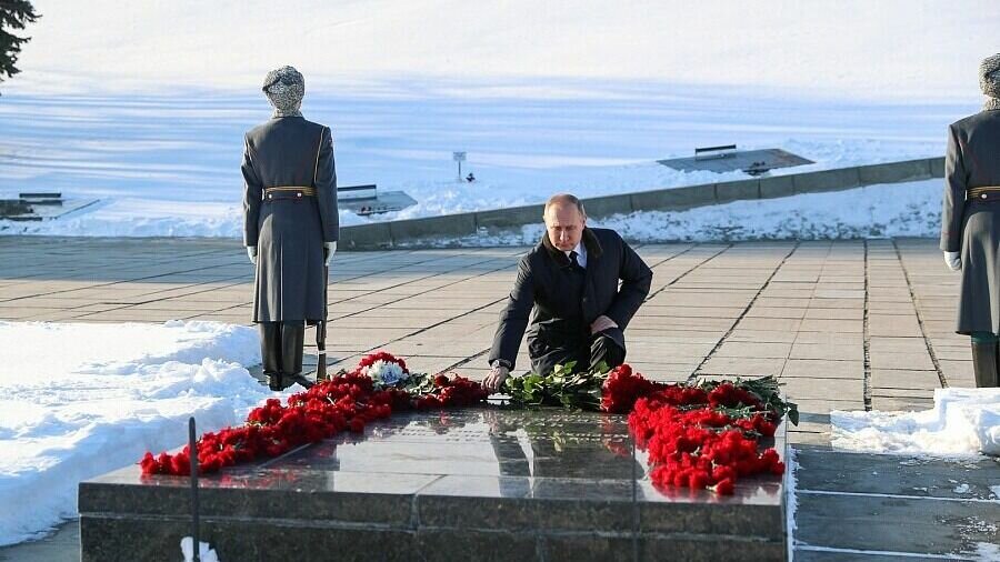     Волгоград на этой неделе посетит Президент России Владимир Путин. Когда именно он приедет, пока не сообщается, однако город уже вовсю готовится к его визиту.