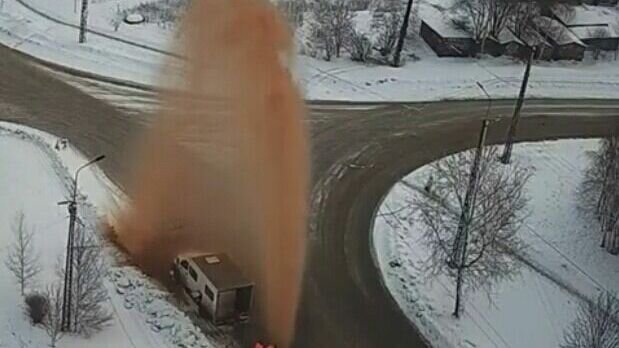     На улице в Петрозаводске внезапно забил фонтан — правда, не слишком приятной на вид жидкостью темно-коричневого цвета, о чем сообщает городской новостной сайт.