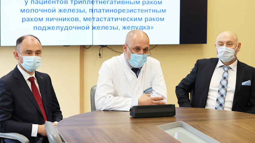  Сергей Красный, Сергей Поляков и профессор Александр ШнейдерРазработчики лекарства в благодарность за то, что белорусы полностью взяли на себя все клинические исследования, доказавшие высокую эффективность лечения рака, передали технологию производства вакцины нашей стране. При этом не выставили счет за ее использование. Более того, они помогают наладить производство в Беларуси: запланирована его масштабизация - под потребности заболевших на нашей территории.До тысячи доз в неделюСейчас вакцину от рака производят в Институте биоорганической химии.- Пока выпуск ограниченный: до 40 флаконов в неделю. В перспективе намерены увеличить его до 1000 доз за это же время, - делится планами Сергей Красный. - Ждем приезда американских партнеров, которые обещали помочь наладить выпуск препарата на белорусских предприятиях. Будем использовать несколько площадок - научных и производственных. К выпуску "Еленагена" привлекаются, кроме РНПЦ онкологии и медицинской радиологии, Института биоорганической химии, еще и Белгосуниверситет, а также фармацевтический завод, который вскоре будет изготавливать и отечественную вакцину от COVID-19.Сергей Красный не исключает, что произведенный у нас "Еленаген" будет экспортироваться. Эта идея может найти поддержку у разработчика из США. В пользу такого решения говорит высокая цена заокеанских фармпроизводств и стоимость услуг американских ученых и специалистов.
📷 Заместитель директора по научной работе РНПЦ онкологии и медицинской радиологии имени Н. Н. Александрова Сергей КрасныйШансы есть у всех- Оптимистичные результаты клинического испытания вакцины "Еленаген" были получены при лечении рака яичников, устойчивого к химиотерапии, - рассказал Сергей Красный. - Они показали, что вакцина усиливает действие химиотерапии. Время до прогрессирования болезни увеличивается в 2,5 раза, а у 40% пациентов - наблюдался длительный (до трех лет) период без прогрессирования опухоли. Такого результата еще никто в мире не получал! При этом абсолютно у каждого онкобольного из группы, где не принимали этот препарат, болезнь развивалась по нарастающей в течение года после начала лечения.Эффективность препарата изучали на пациентах в нескольких центрах: в РНПЦ онкологии, в Минском онкологическом центре, в онкодиспансерах ряда областей. Сейчас продолжаются исследования препарата при раке предстательной и молочной желез. Уже есть положительные результаты, хотя и не настолько поразительные, как при лечении опухолей яичников.Кстати, белорусы стали меньше болеть раком, и смертность от онкозаболеваний снизилась.- В 2020-2021 годах количество выявленных злокачественных опухолей сократилось на 25%. В 2022-м, когда пандемия пошла на спад, их число хотя и выросло, но незначительно. Параллельно сократилась смертность от очень агрессивных видов опухолей, которые уносили в мир иной 70-80% пациентов в течение года. Чтобы говорить о влиянии COVID-19 на злокачественные опухоли, нужно, чтобы прошло как минимум пять лет. Дождемся 2025-го.| Тамара МАРКИНА, газета "7 дней", фото из архива БЕЛТА.ПЕРЕПЕЧАТКА ДАННОГО МАТЕРИАЛА (ПОЛНОСТЬЮ ИЛИ ЧАСТИЧНО) ИЛИ ИНОЕ ЕГО ИСПОЛЬЗОВАНИЕ ЗАПРЕЩЕНЫЧитайте также:"Доктор, я еще поживу?" Что больше всего боятся услышать пациенты с онкологиейКак по-настоящему помочь алкоголику выздороветь? Рассказывает психиатр-наркологМедик объяснила, чем сейчас болеют белорусы и от чего еще не поздно привиться