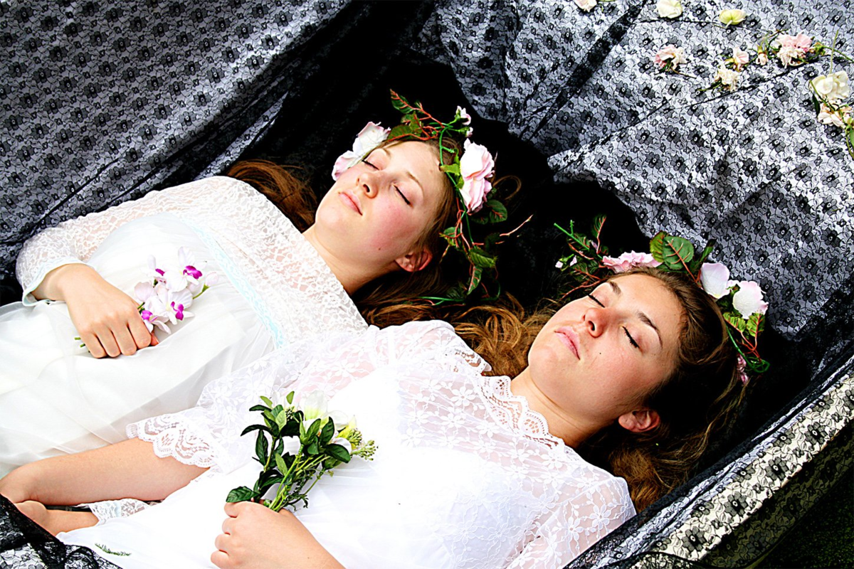 Во сне приснился гроб. Покойница в свадебном платье.