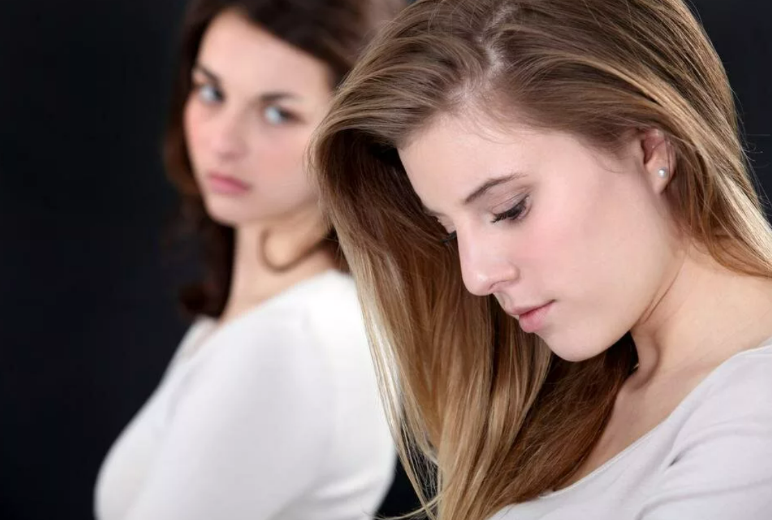 Мать и дочь ссорятся. Ссора с родственниками. Свекровь и невестка. Две подруги разговаривают. Девушка общается с подругами.