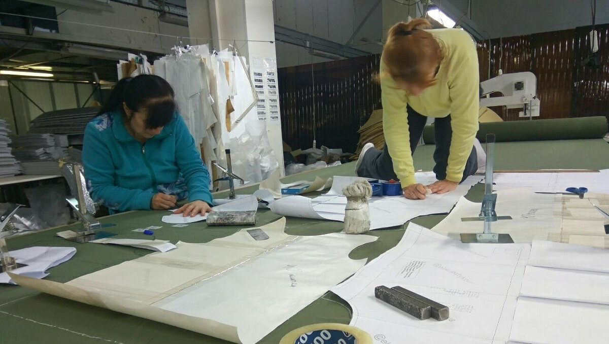     Швеям-волонтерам движения «Шьем для наших» помогают с доставкой сшитых изделий обычные жители города, а также Совет отцов. Об этом корреспонденту Udm-info рассказала основатель движения Анна Широких.