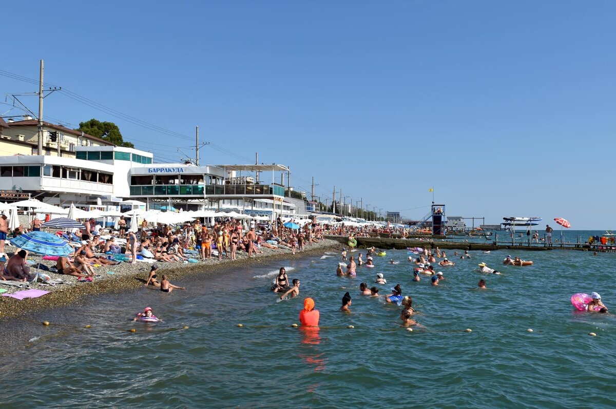 набережная в курортном городке