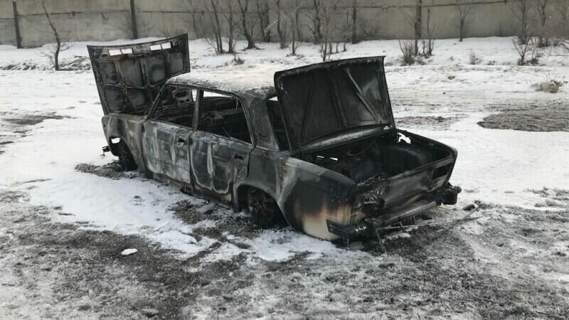     В Абакане двое пьяных парней угнали «жигули», чтобы быстрее доехать до дома. После этого они решили замести следы и сожгли машину.