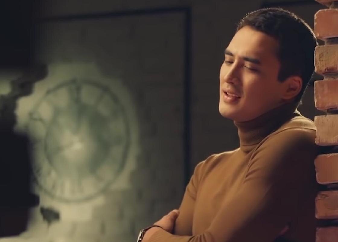    Тауекел Мусилим в клипе «Махаббатым»:YouTube / Zhuldyz TV