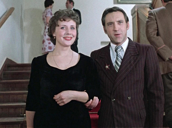 Явно довольна девушка - под ручку с самим Высоцким прошлась!