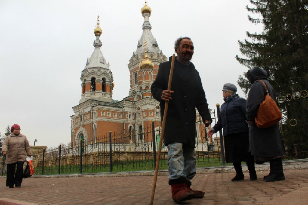 Креститься перед церковью