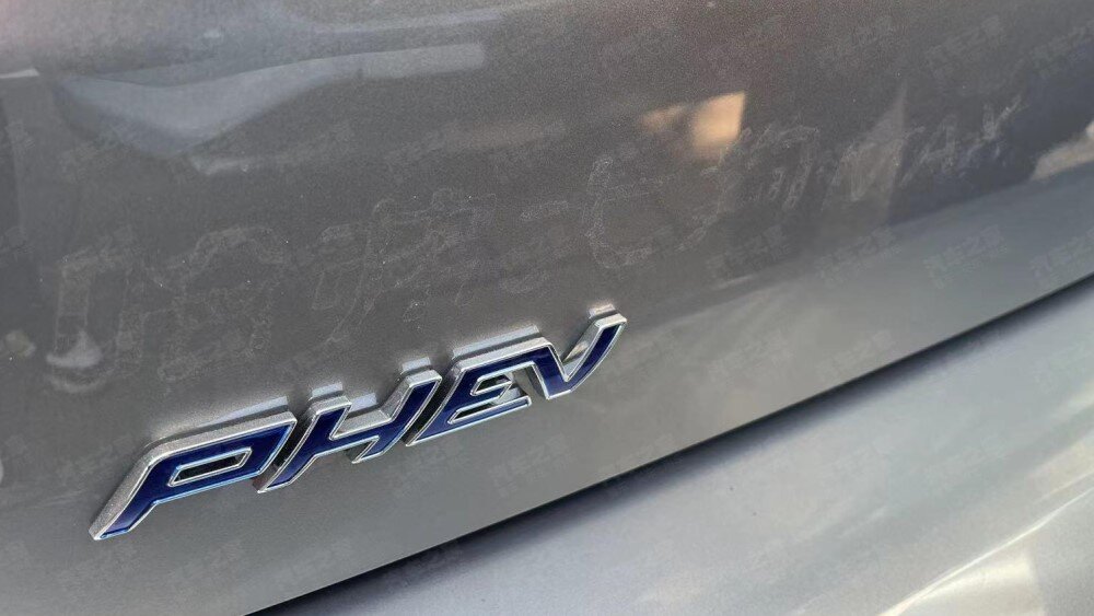 На фото: То самое пропавшее название на кроссовере Haval H-Dog